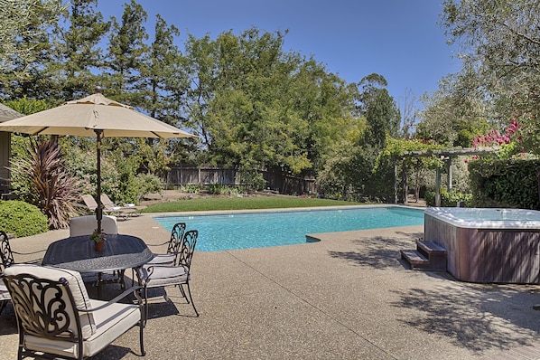 Pool, hot tub, outdoor dining area