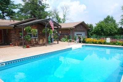 A Cozy Cottage Near the Heart of All Louisville Attractions!