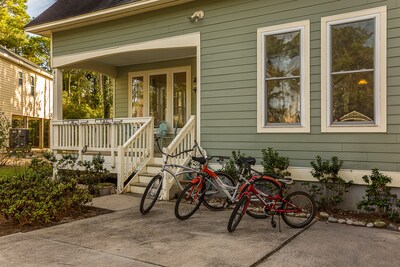 Charming Cottage~WiFi, Bikes, Beach Chairs~Reduced monthly rates, work remote!