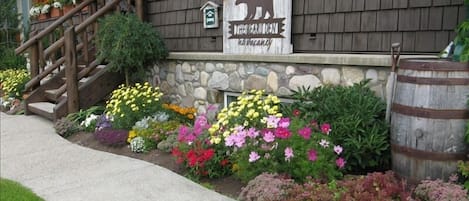 The Bear's Den Log House, two blocks from businesses and restaurants in Jasper