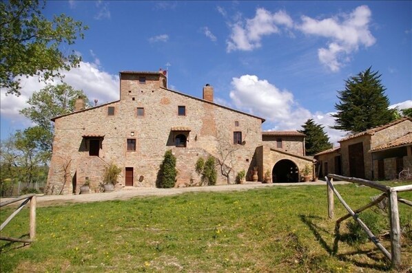 Il Berneto - Front View