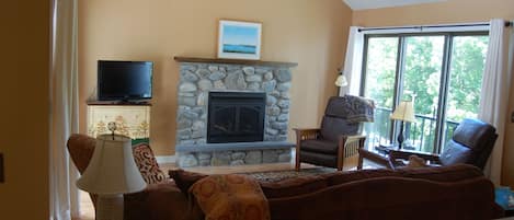 Comfortable, Large, Bright Living Room with Mountain Views, TV, Gas Fireplace