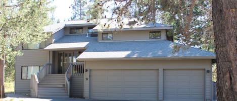 Home located in a quiet dead end street in the heart of Sunriver