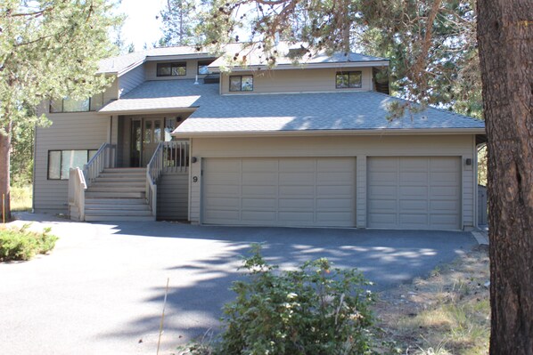 Home located in a quiet dead end street in the heart of Sunriver