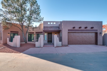 Single Level, 2 car garage. 3 bedrooms and 3 full bathrooms. 1650 sqft.