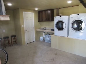 Washer/dryer, sink and stereo in downstairs room