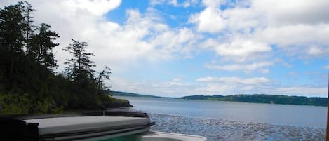 Hot tub overlooking the bay - western sunsets. Seabirds.