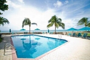 Pool right on the ocean