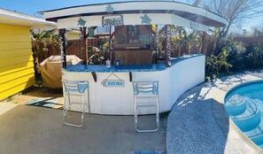 Tiki bar, grill