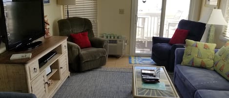 living room w/3 recliners, seats 6-7 people