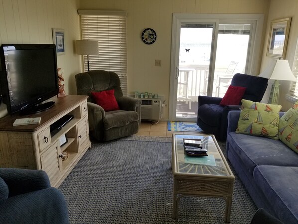 living room w/3 recliners, seats 6-7 people