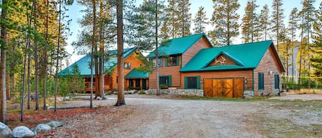 Front view of RiverSong from driveway