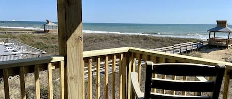 New Deck, new sliding door, & high top chairs Spring 2021! Steps from the beach!