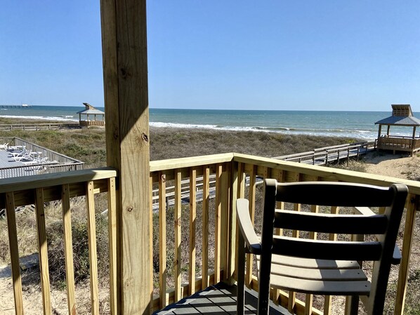 New Deck, new sliding door, & high top chairs Spring 2021! Steps from the beach!