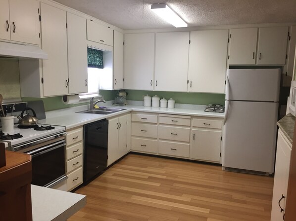 Large kitchen 
Washer & dryer next to refridgerator