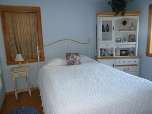 Downstairs bedroom with queen bed.