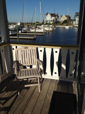 Located over the bulkhead you can watch the yachts roll
in & anchor overnight!
