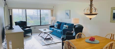 Recently updated condo with great natural light makes this condo welcoming!