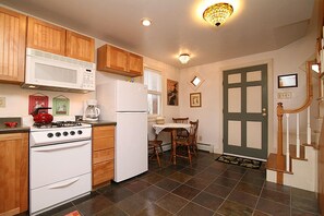 Kitchen & breakfast area