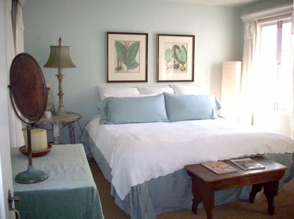 Beautifully furnished Classic cottage in the village