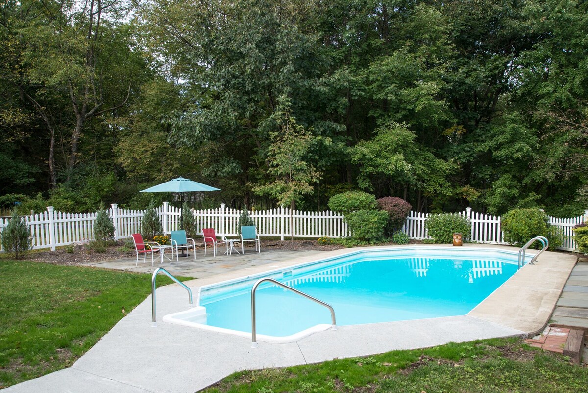 Have it all! Lakefront, Pool & Skiing & Gym! 5 Bedrooms