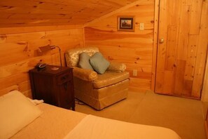 Wolfcreek Cabin Upstairs Bedroom (King size bed)