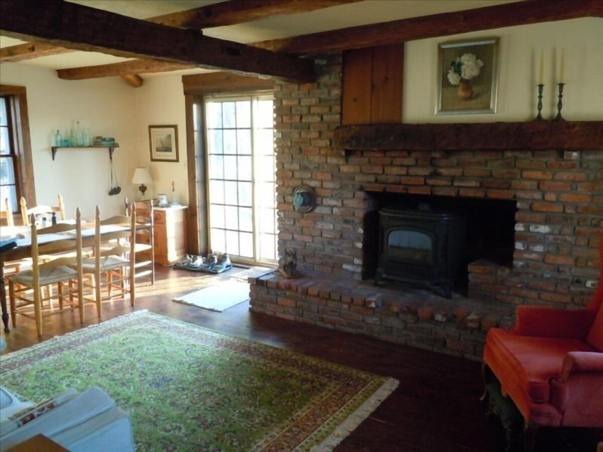 Cozy Historic Hilltop Cottage with Mount Ascutney View