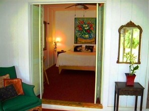 Original art by Maui Island Artist Rozi Prince fills this cottage