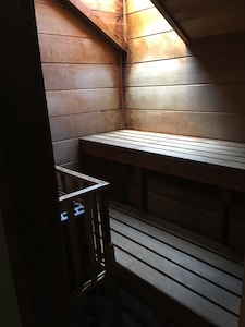 Trail Creek Ski Home 3 Bed 2.5 Bath Renovated jacuzzi sauna in unit 