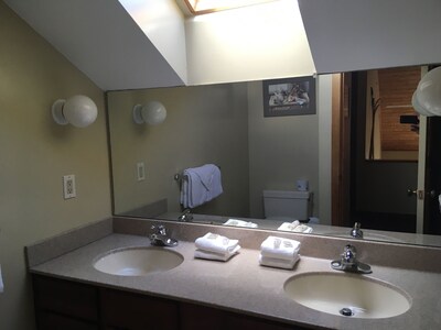 Trail Creek Ski Home 3 Bed 2.5 Bath Renovated jacuzzi sauna in unit 