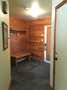 Trail Creek Ski Home 3 Bed 2.5 Bath Renovated jacuzzi sauna in unit 