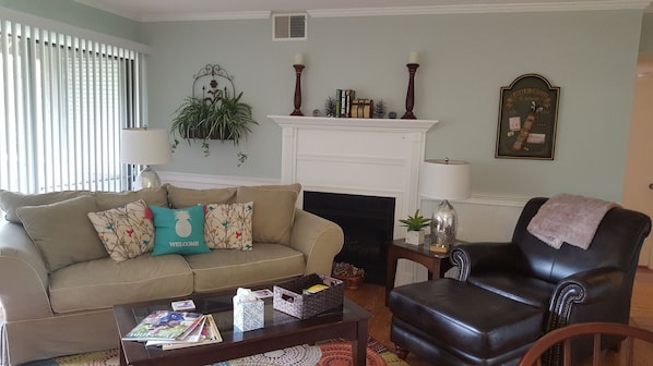 Beautiful, bright living room overlooking hole #1 on PCC#3.