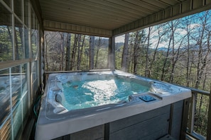 Gatlinburg Cabin "The Hidden End" Hot tub