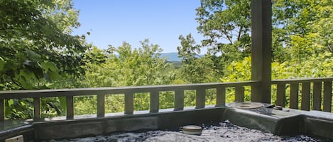 Pigeon Forge Cabin "The Hidden End" - Hot tub with mountain view