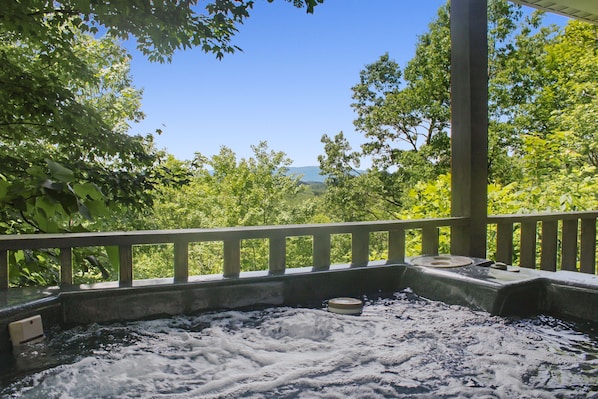 Pigeon Forge Cabin "The Hidden End" - Hot tub with mountain view