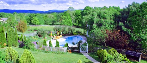 Monet Suite with balcony; Blue Ridge Mountain views; jacuzzi; Roman shower;pool