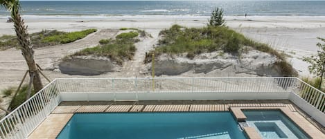 Pool, and path to the beach.