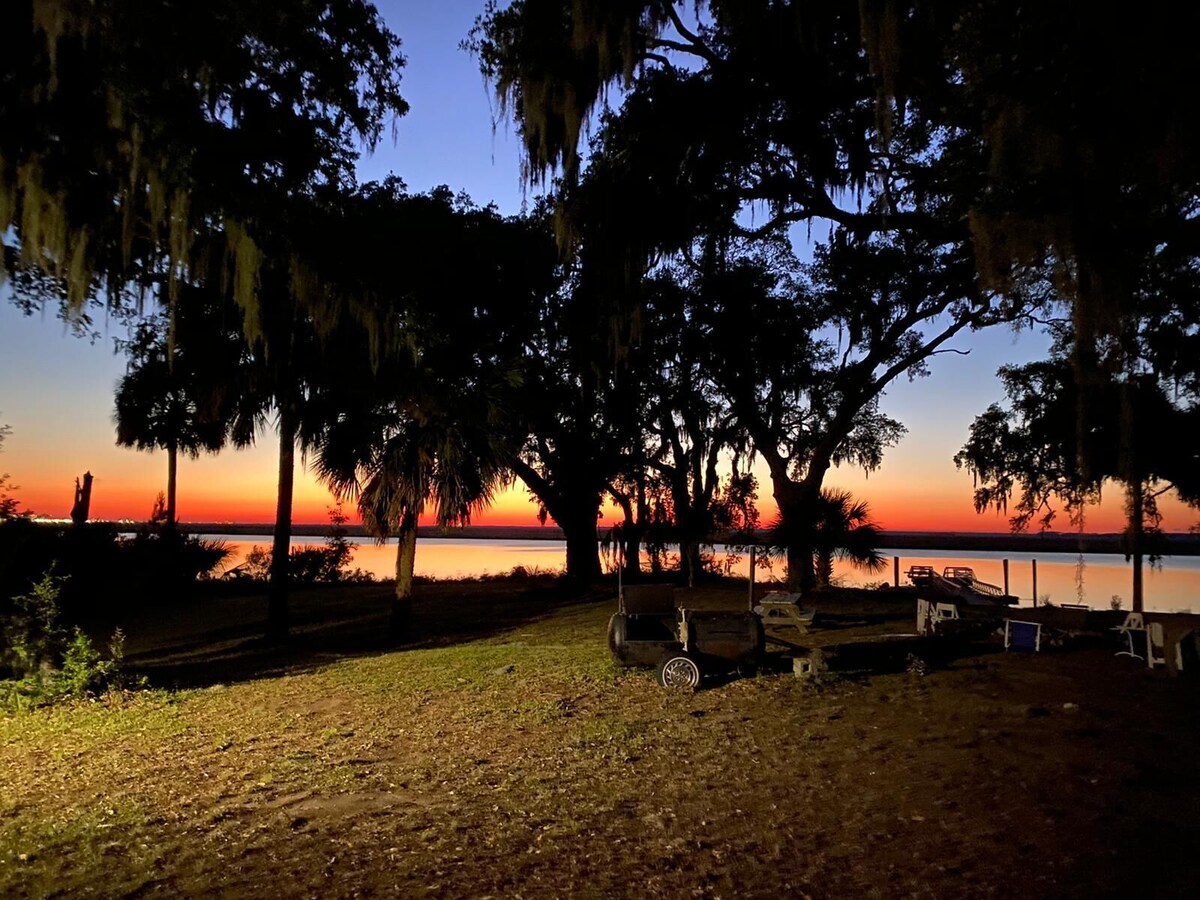 Waterfront Home with Dock – Sleeps 14