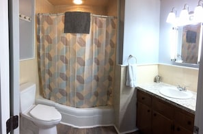 Bathroom tub/shower