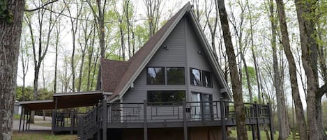 Recently renovated- The Main cabin sleeps up to 12 guest w/ panoramic  pond view