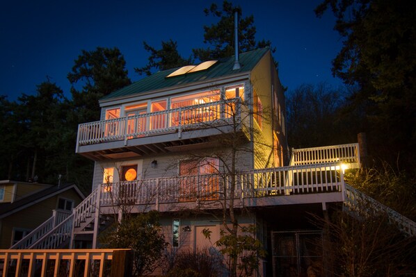 Livingston Beach Cabin - Views and relaxation on every level

