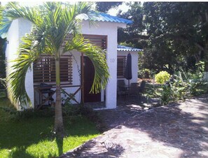 If peace and quiet is what you're after, this secure end unit will appeal to you