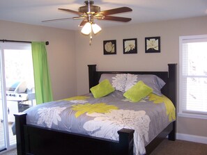 Master Bed with 46' Flat Screen TV with Full Bathroom, walkout to Deck