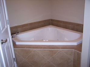 Master Bath Jacuzzi Tub & Walkin Shower