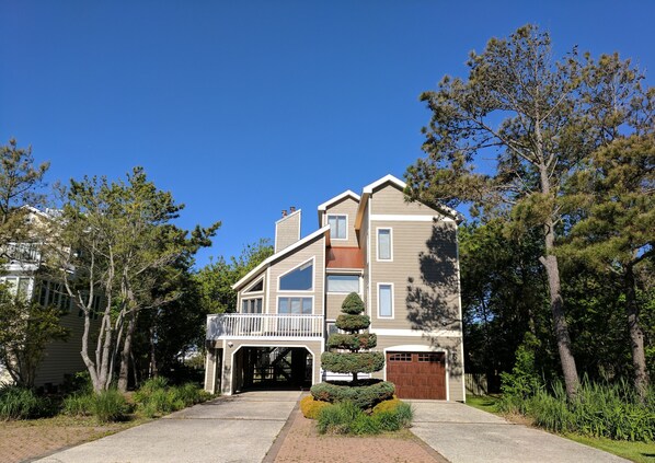 Bethany Beach House - Front View - 2 large driveways