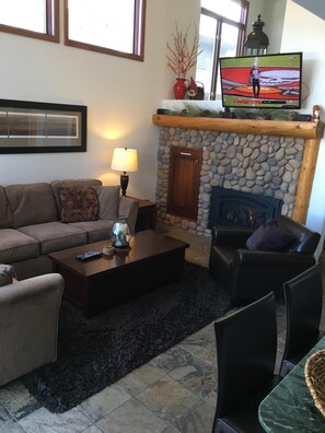 Living Room.  Flat Screen. Gas fireplace.