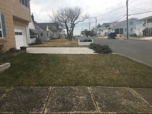 Essex Ave. looking west toward the bay.
