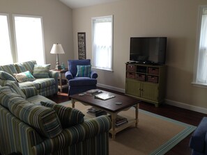 Living Rm with cable TV, radio, DVDs, games, books.