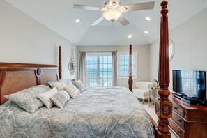 Oceanfront third floor master suite with King bed 