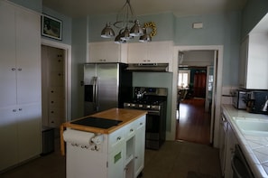 Kitchen with gas range, Calphalon cookware and many amenities ready for your use